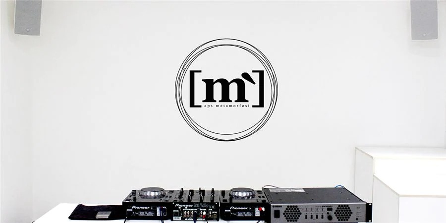 大红鹰dhy帮助Metamorfosi酒吧中的工匠们